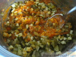 Грибная солянка (постная): Огурцы добавить к овощам, перемешать и тушить ещё 5 минут.