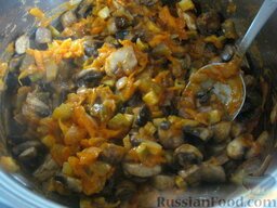 Грибная солянка (постная): Затем добавить подготовленные грибы. Тушить 5 минут.