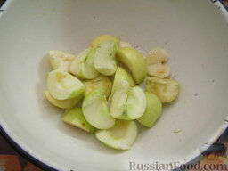 Летний абрикосовый смузи: Яблоки вымыть, нарезать, очистить от семян.