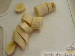 Летний абрикосовый смузи: Банан очистить и нарезать.