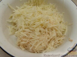 Картофельные оладьи с сыром и ветчиной: Картофель очистить и натереть на терке. Можно отжать.