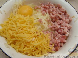 Картофельные оладьи с сыром и ветчиной: Соединить картофель, сыр и ветчину. Добавить яйцо. Перемешать.