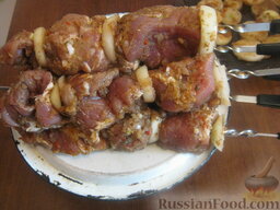 Простой свиной шашлык: Затем мясо нанизывать на шампуры, посолить.