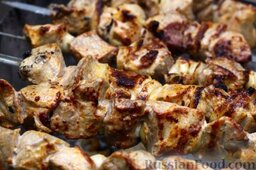Простой свиной шашлык: Жарить шашлыки на углях до готовности, периодически поворачивая шампуры, около 20-30 минут.