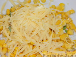 Салат с сухариками "Сырный день": Сыр натереть на крупной терке. Большую часть добавить в салат и оставить немного сыра для украшения салата.
