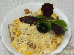 Салат с сухариками "Сырный день": Готовый салат с сухариками и сыром. Приятного аппетита!