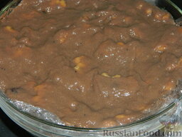Торт шоколадный (без выпечки): Переложить в форму кремово-крекерную массу. Накрыть пищевой пленкой. Оставить в холодильнике на 3-4 часа.