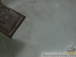 Торт шоколадный (без выпечки): В кипящее молоко добавить шоколад. Растворить.