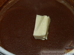 Торт шоколадный (без выпечки): Добавить сливочное масло. Достать необходимо его заранее, чтоб оно стало мягким.