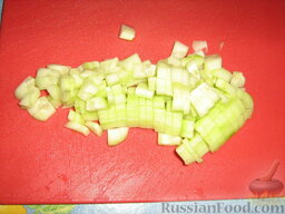 Холодный суп на свекольно-овощном отваре: Огурец очистить от кожуры, если магазинный, и нарезать мелкими кубиками.