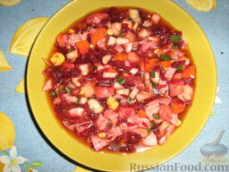 Холодный суп на свекольно-овощном отваре: Залить холодным овощным отваром.