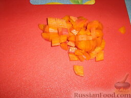Холодный суп на свекольно-овощном отваре: Морковь нарезать кубиками.