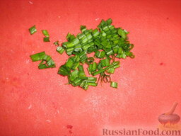 Холодный суп на свекольно-овощном отваре: Зеленый лук измельчить.