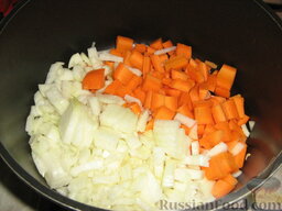 Плов с курицей и черносливом: Как приготовить плов с курицей и черносливом:    Лук порезать кубиками, морковь - соломкой среднего размера. Обжарить на растительном масле.