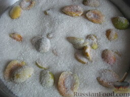 Абрикосовое варенье по бабушкиному рецепту: Положить половинки абрикосов в миску, засыпать сахаром.