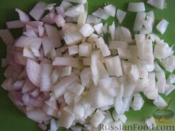 Перец болгарский, фаршированный  овощами и грибами: Как приготовить фаршированный перец с грибами:    Лук репчатый  очистить, помыть и нарезать кубиками.