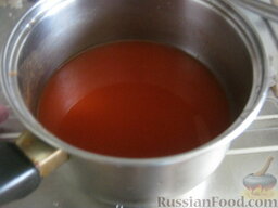 Перец болгарский, фаршированный  овощами и грибами: Сделать заливку. Для этого в 1 л кипятка развести 1- 2 ст. ложки томатной пасты. Посолить и поперчить.