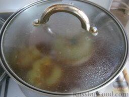 Перец болгарский, фаршированный  овощами и грибами: Залить перец заливкой. Положить сверху тарелку, чтобы перец не всплывал. Дать закипеть. Уменьшить огонь до самого маленького, накрыть крышкой. Варить перец фаршированный до готовности около 40 минут.