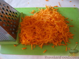 Перец болгарский, фаршированный  овощами и грибами: Морковь очистить, помыть и натереть на крупной  терке.