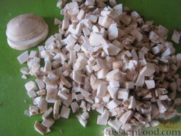 Перец болгарский, фаршированный  овощами и грибами: Грибы помыть и нарезать мелко кубиками.