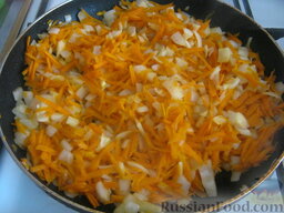 Перец болгарский, фаршированный  овощами и грибами: Разогреть сковороду. Налить растительное масло. В горячее масло выложить лук и морковь. Тушить, помешивая, на среднем огне 3-4 минуты.