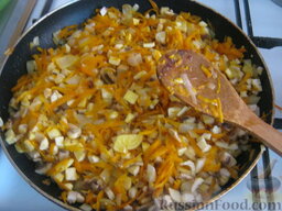 Перец болгарский, фаршированный  овощами и грибами: Тушить все вместе, помешивая, еще 5 минут. Охладить.