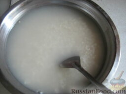 Перец болгарский, фаршированный  овощами и грибами: Вскипятить чайник. Залить кипятком рис. Пропарить 10 минут. Затем хорошо промыть.
