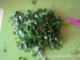 Перец болгарский, фаршированный  овощами и грибами: Помыть и мелко нарезать зелень.