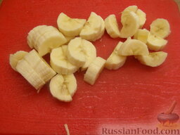 Сладкий салат с дыней и орехами: Банан нарезать толстыми полукруглыми брусочками.