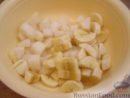 Сладкий салат с дыней и орехами: Смешать банан и дыню, залить заправкой, перемешать. Отложить на 5-10 минут.