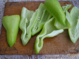 Гриль-салат с сыром: Перец вымыть, разрезать пополам, удалить семена.