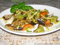 Гриль-салат с сыром: Полить салат-гриль заправкой и посыпать базиликом.