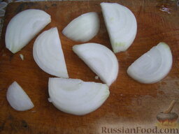 Гриль-салат с сыром: Лук нарезать крупными полукольцами.