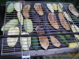 Гриль-салат с сыром: Овощи обжарить на углях до готовности. Сначала обжарить баклажан и кабачки. Затем перец и лук.