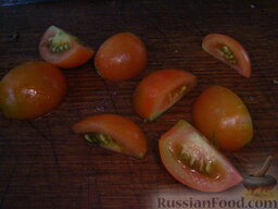 Гриль-салат с сыром: Пока овощи жарятся, нарезать помидоры тонкими ломтиками.