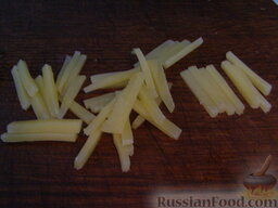 Гриль-салат с сыром: Сыр нарезать соломкой.