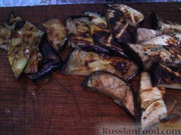 Гриль-салат с сыром: Обжаренные кабачки и баклажаны нарезать брусочками.
