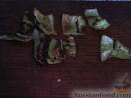 Гриль-салат с сыром: Обжаренный перец нарезать квадратиками.