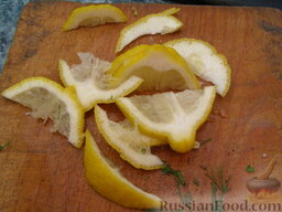 Шашлыки из свиной вырезки: Лимон нарезать.