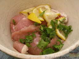Шашлыки из свиной вырезки: Смешать мясо, лимон, зелень. Добавить растительное масло. Оставить на 1-2 часа.