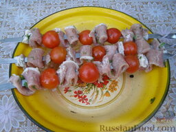 Шашлыки из свиной вырезки: Нанизать мясо на шампуры в форме буквы 