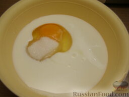 Сладкие лепешки с кокосом (в микроволновке): Приготовление сладких лепешек.    Смешать кефир, яйца и сахар.