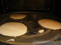 Сладкие лепешки с кокосом (в микроволновке): Прогреть микроволновку. Тарелку смазать сливочным маслом. Выложить тесто. На каждую лепешку нужно 1,5 ст. ложки теста.