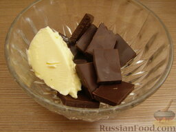 Сладкие лепешки с кокосом (в микроволновке): Чтобы приготовить для сладких лепешек шоколадный соус, шоколад разламываем на кусочки. Добавляем сливочное масло (1 ст. ложка).