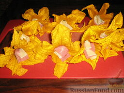 Фаршированные цветки тыквы: Это цветки начиненные вареной колбасой мортаделла и сыром