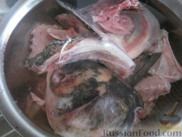 Экономный рыбный суп: Как приготовить рыбный суп:    Вот такой рыбный набор. Голову разрезать на несколько частей и вынуть жабры. Замочить в холодной воде рыбные кости и голову (на 20 минут). Воду слить.