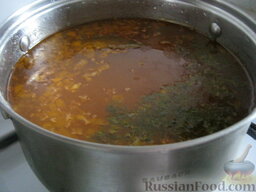 Экономный рыбный суп: Выложить в кастрюлю зажарку. Посолить и поперчить. Выложить рыбные кусочки. Засыпать макаронные изделия. Варить рыбный суп до готовности макарон (4-7 минут) на небольшом огне. Затем добавить зелень.