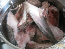 Экономный рыбный суп: Выложить рыбный набор в кастрюлю. Залить холодной водой.