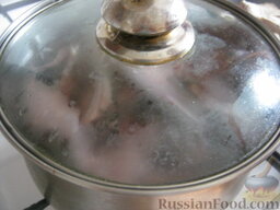 Экономный рыбный суп: Дать закипеть, снять шум. Варить 30 минут на самом маленьком огне под крышкой.