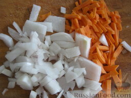 Экономный рыбный суп: Тем временем очистить и помыть лук и морковь. Лук нарезать кубиками. Половину моркови нарезать соломкой, а вторую половину натереть на крупной терке.